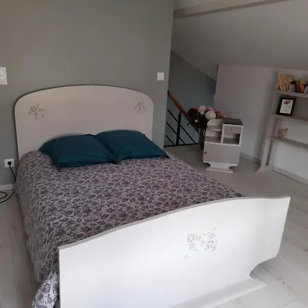 Апартаменты De La Pierre Percee Roocourt-la-Cote